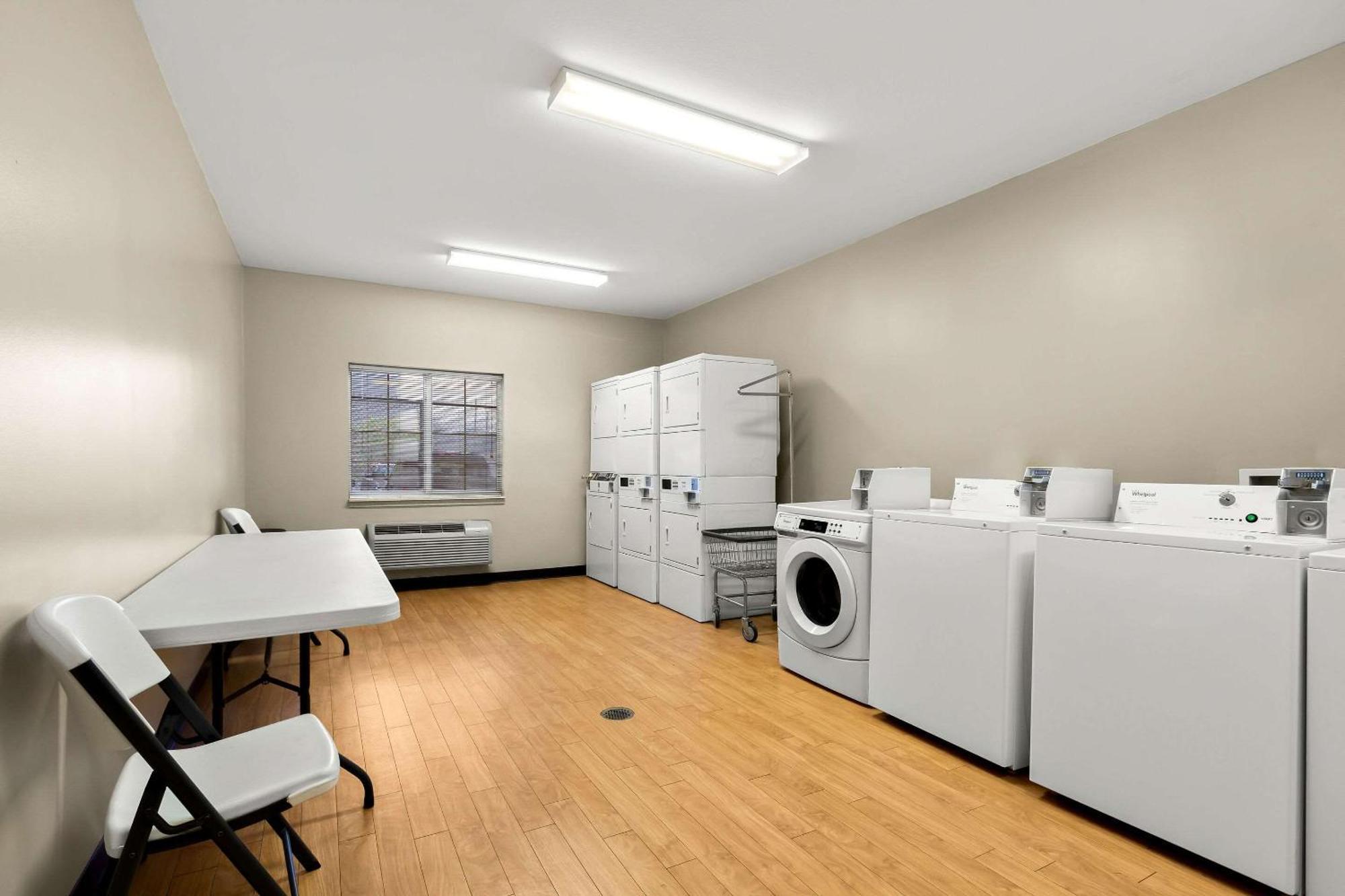 Suburban Studios Morgantown Esterno foto